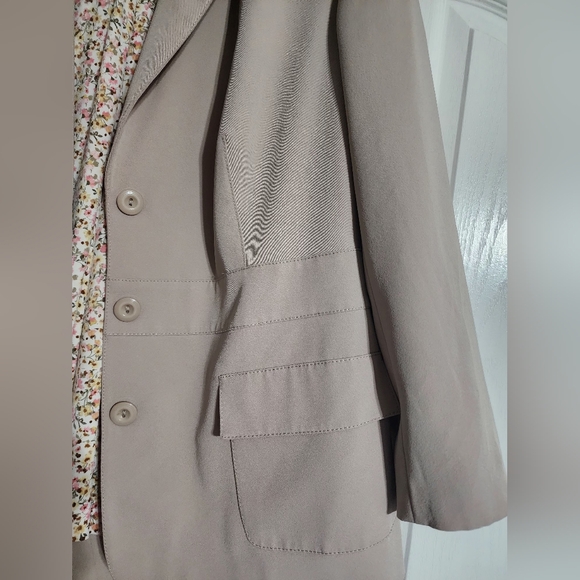 Womens size 20W Emily brand beige pant suit - Picture 3 of 10